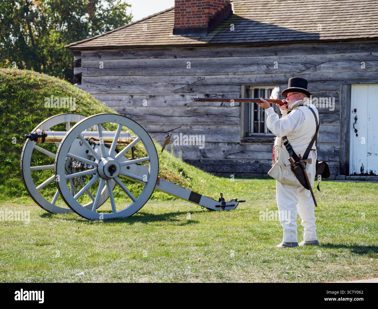 Un dipendente/attore di Parks Canada, che sta dimostrando il fucile. Fort George, Niagara-on-the-Lake, Ontario, Canada Foto Stock
