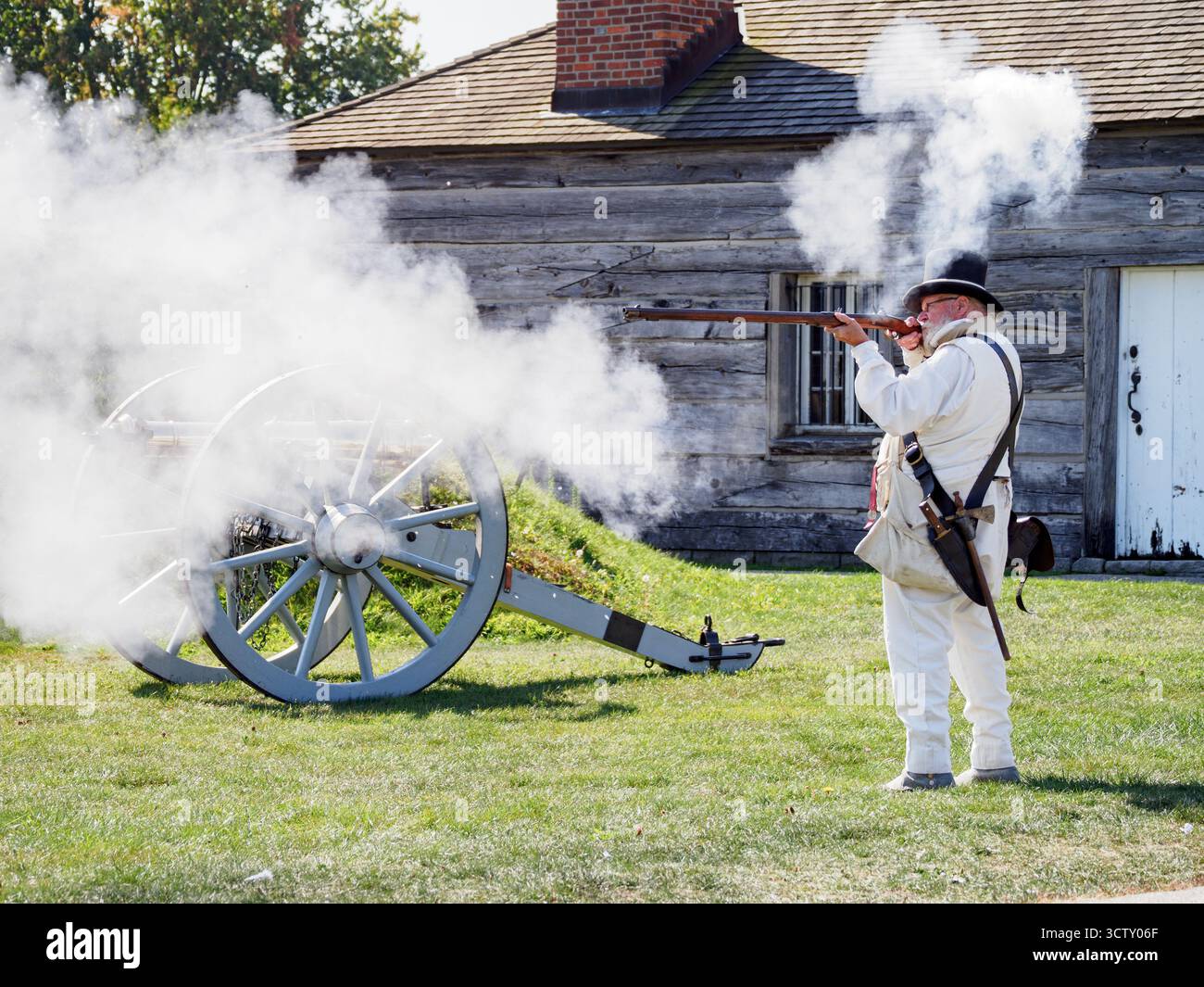 Un dipendente/attore di Parks Canada, che sta dimostrando il fucile. Fort George, Niagara-on-the-Lake, Ontario, Canada Foto Stock