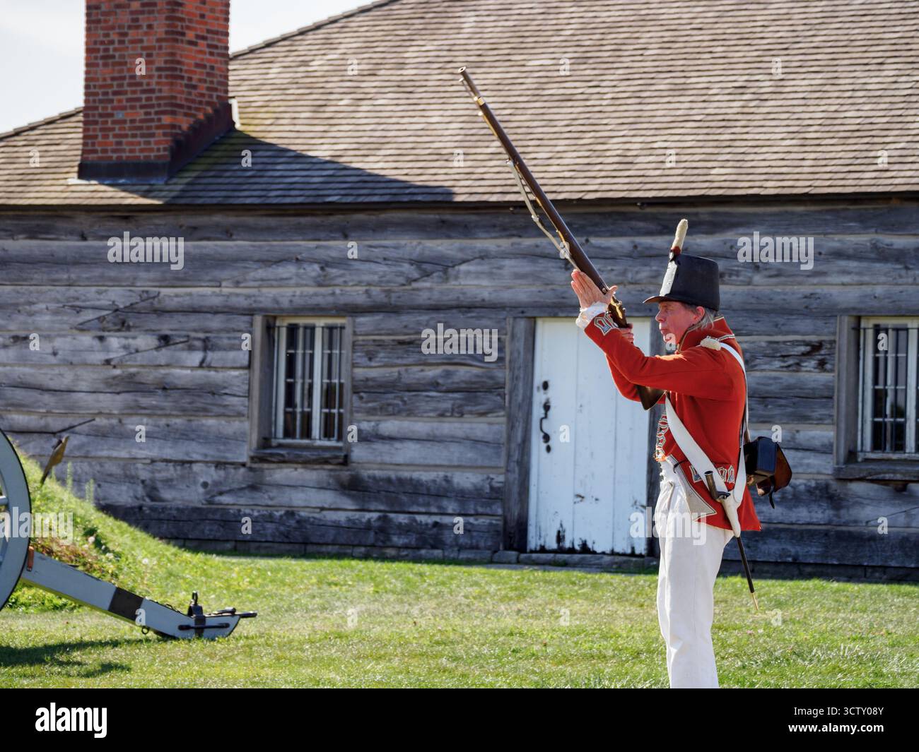 Un dipendente/attore di Parks Canada, che sta dimostrando il fucile. Fort George, Niagara-on-the-Lake, Ontario, Canada Foto Stock