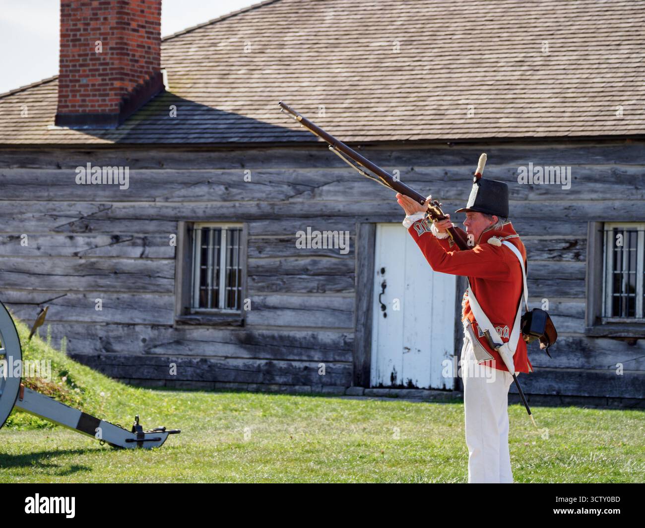 Un dipendente/attore di Parks Canada, che sta dimostrando il fucile. Fort George, Niagara-on-the-Lake, Ontario, Canada Foto Stock