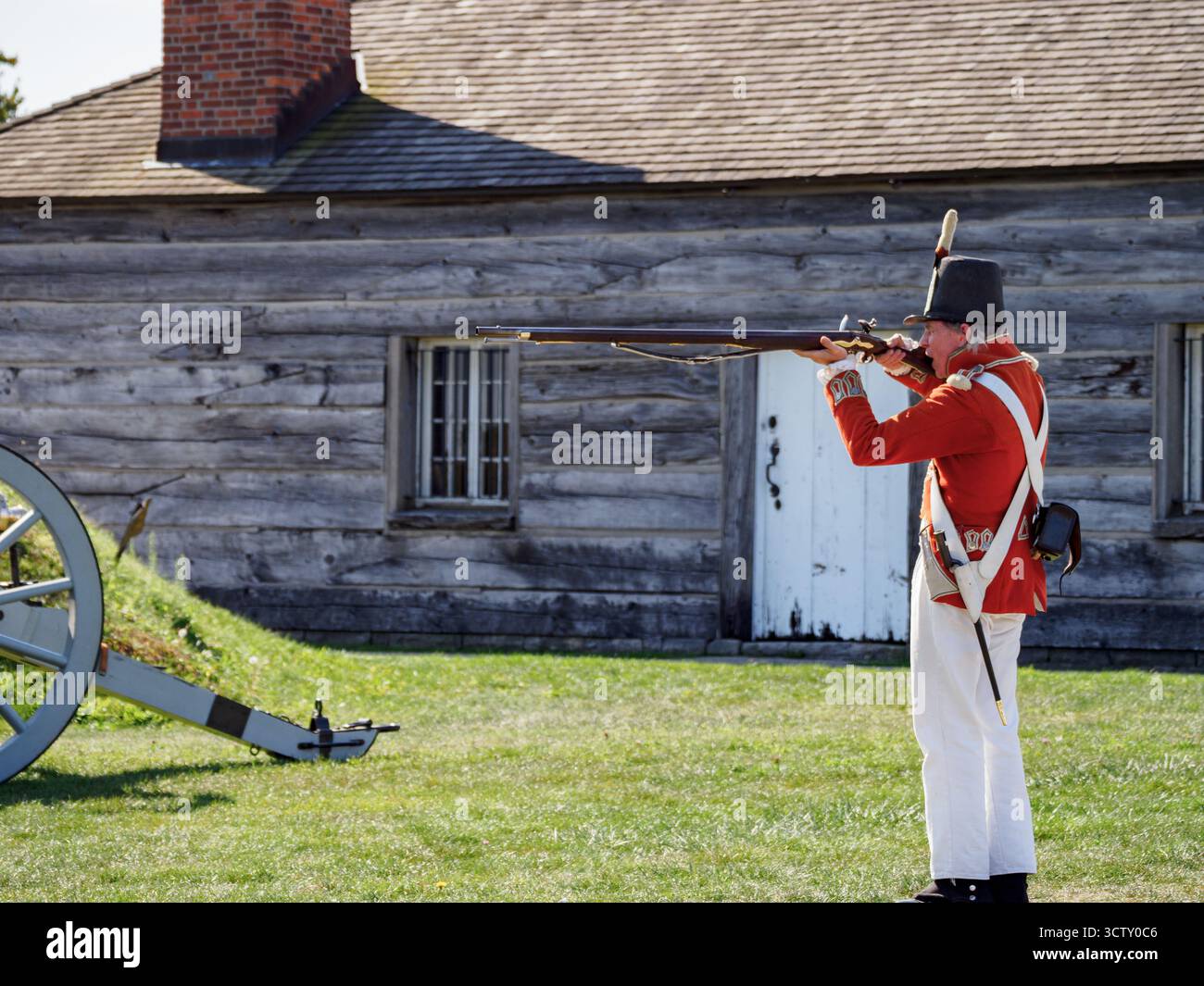 Un dipendente/attore di Parks Canada, che sta dimostrando il fucile. Fort George, Niagara-on-the-Lake, Ontario, Canada Foto Stock