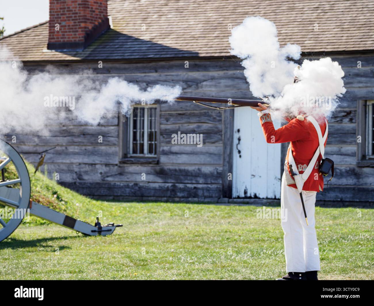 Un dipendente/attore di Parks Canada, che sta dimostrando il fucile. Fort George, Niagara-on-the-Lake, Ontario, Canada Foto Stock