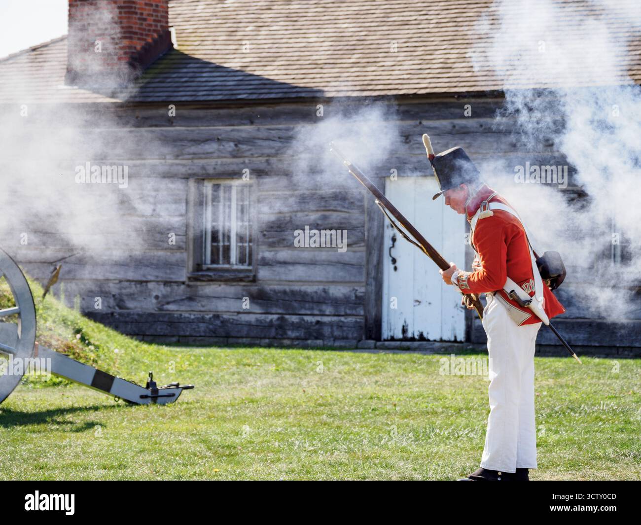 Un dipendente/attore di Parks Canada, che sta dimostrando il fucile. Fort George, Niagara-on-the-Lake, Ontario, Canada Foto Stock