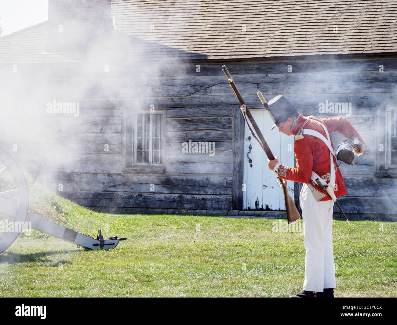 Un dipendente/attore di Parks Canada, che sta dimostrando il fucile. Fort George, Niagara-on-the-Lake, Ontario, Canada Foto Stock