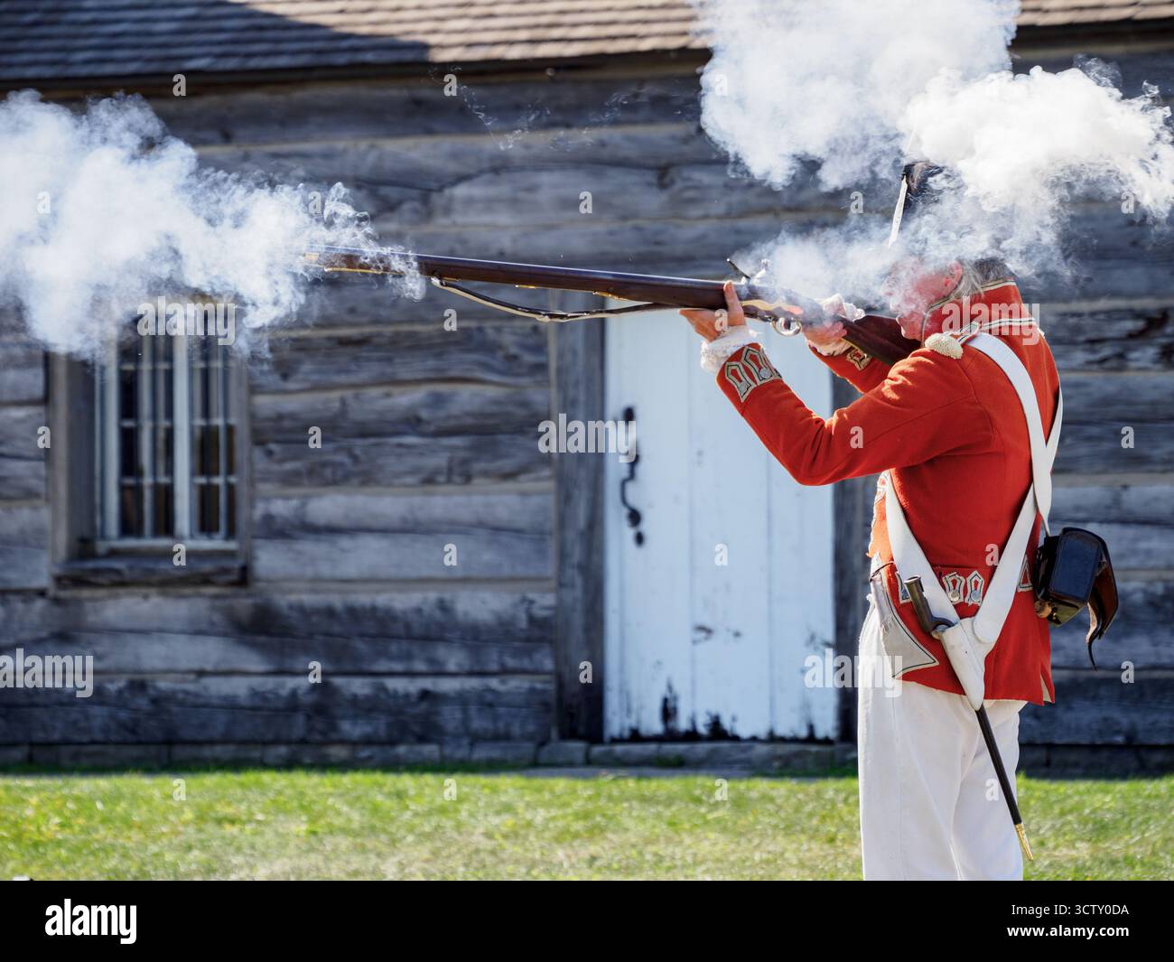 Un dipendente/attore di Parks Canada, che sta dimostrando il fucile. Fort George, Niagara-on-the-Lake, Ontario, Canada Foto Stock