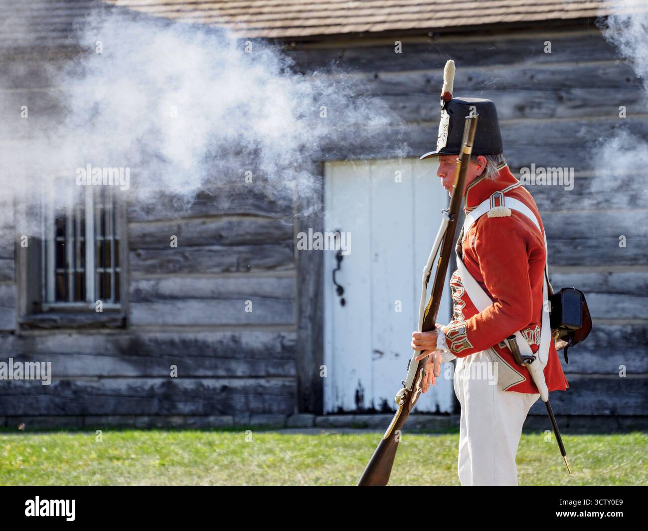 Un dipendente/attore di Parks Canada, che sta dimostrando il fucile. Fort George, Niagara-on-the-Lake, Ontario, Canada Foto Stock