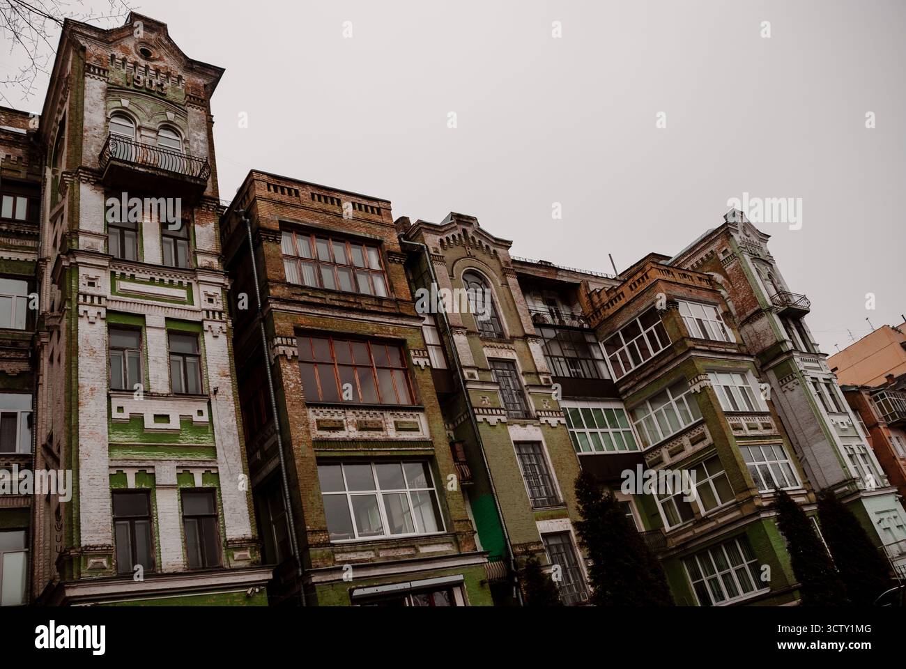 Kiev, Ucraina - 4 gennaio 2014 - storico edificio residenziale a più piani con caratteristiche architettoniche uniche. Foto Stock