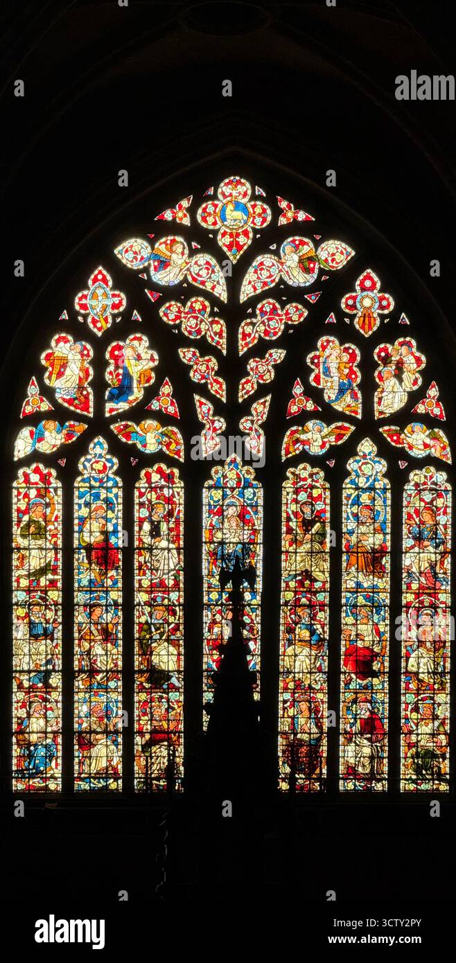 Vetrate colorate all'interno della chiesa storica con opere d'arte religiose - Immagine stock catturata con smartphone