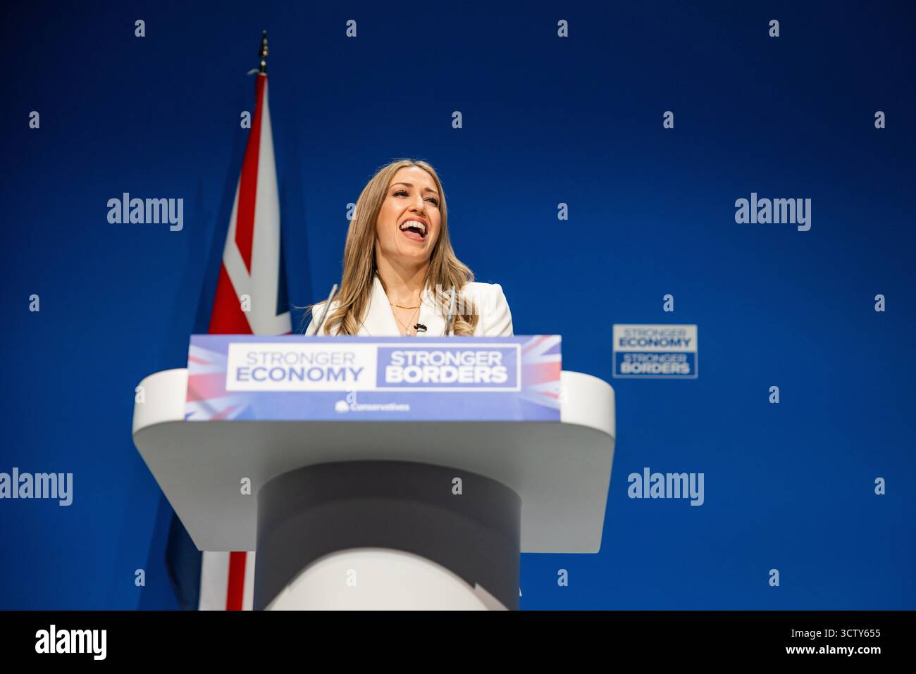 Manchester, Regno Unito. 7 OTTOBRE 2025. Laura Trott, Segretario di Stato ombra per l'istruzione e deputato per Sevenoaks, parla dal palco principale il terzo giorno della Conferenza del Partito Conservatore tenutasi al Manchester Central Convention Center. Credito Milo Chandler/Alamy Live News Foto Stock