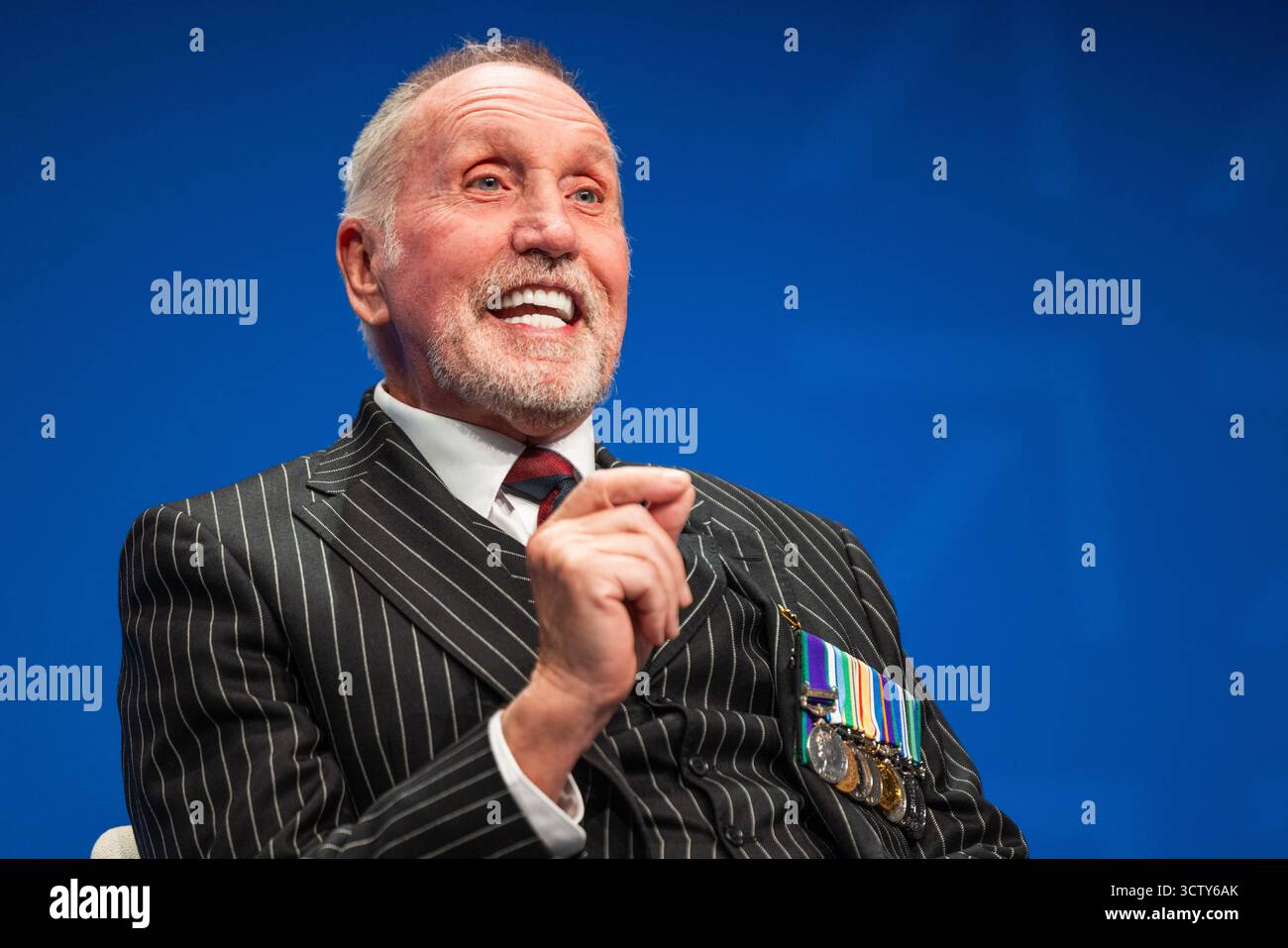Manchester, Regno Unito. 7 OTTOBRE 2025. Paul Young, ex soldato e portavoce del movimento dei veterani dell'Irlanda del Nord, parla dal palco principale il terzo giorno della Conferenza del Partito Conservatore tenutasi al Manchester Central Convention Center. Credito Milo Chandler/Alamy Live News Foto Stock