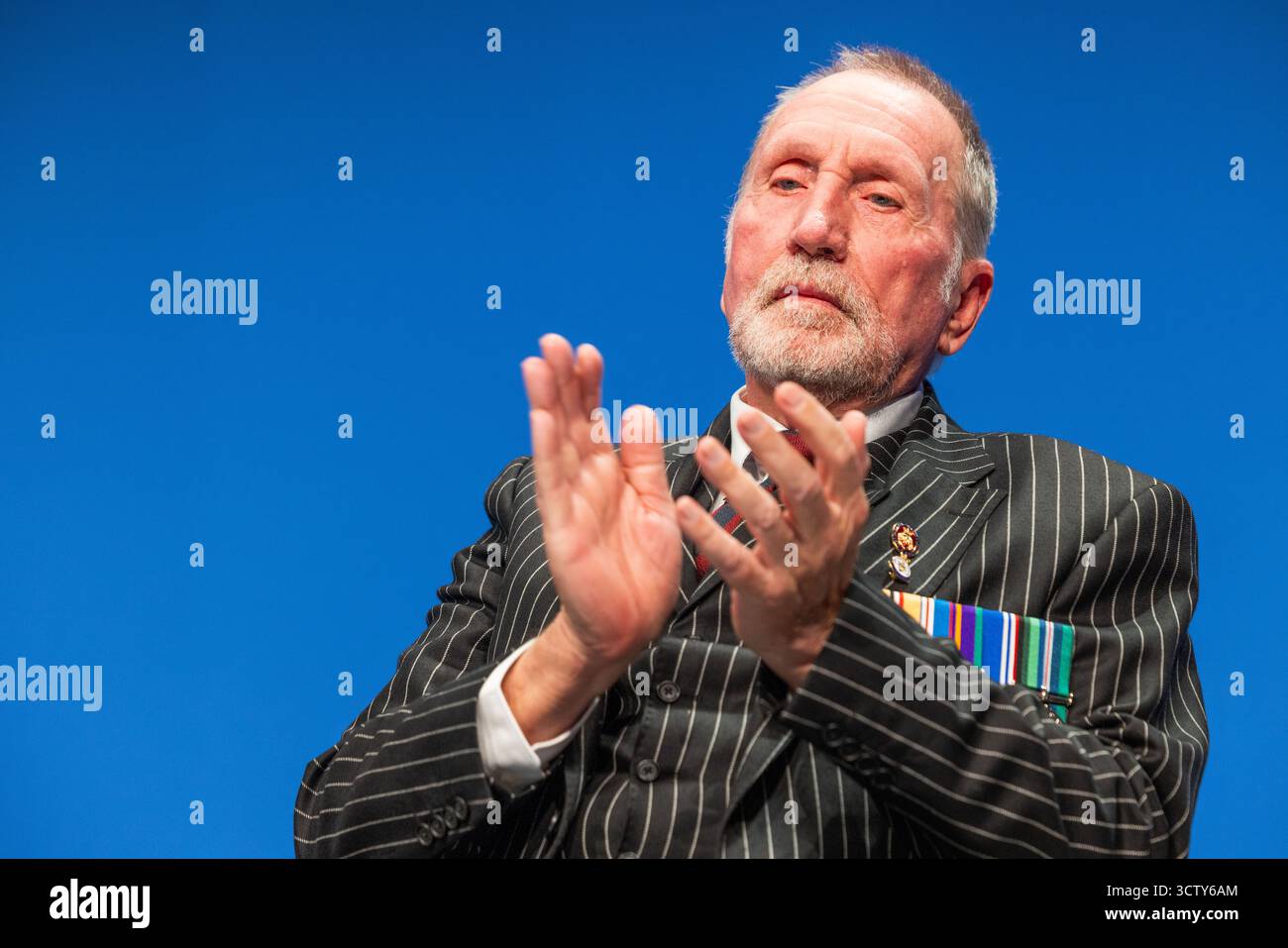 Manchester, Regno Unito. 7 OTTOBRE 2025. Paul Young, ex soldato e portavoce del movimento dei veterani dell'Irlanda del Nord, parla dal palco principale il terzo giorno della Conferenza del Partito Conservatore tenutasi al Manchester Central Convention Center. Credito Milo Chandler/Alamy Live News Foto Stock