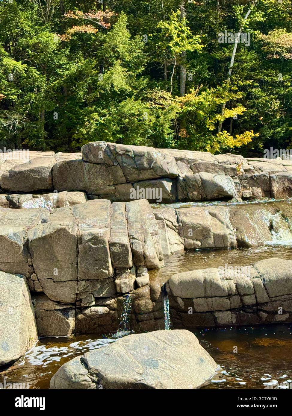 Piccole cascate sulle rocce di Lower Falls, White Mountain National Park. - Immagine stock catturata con smartphone