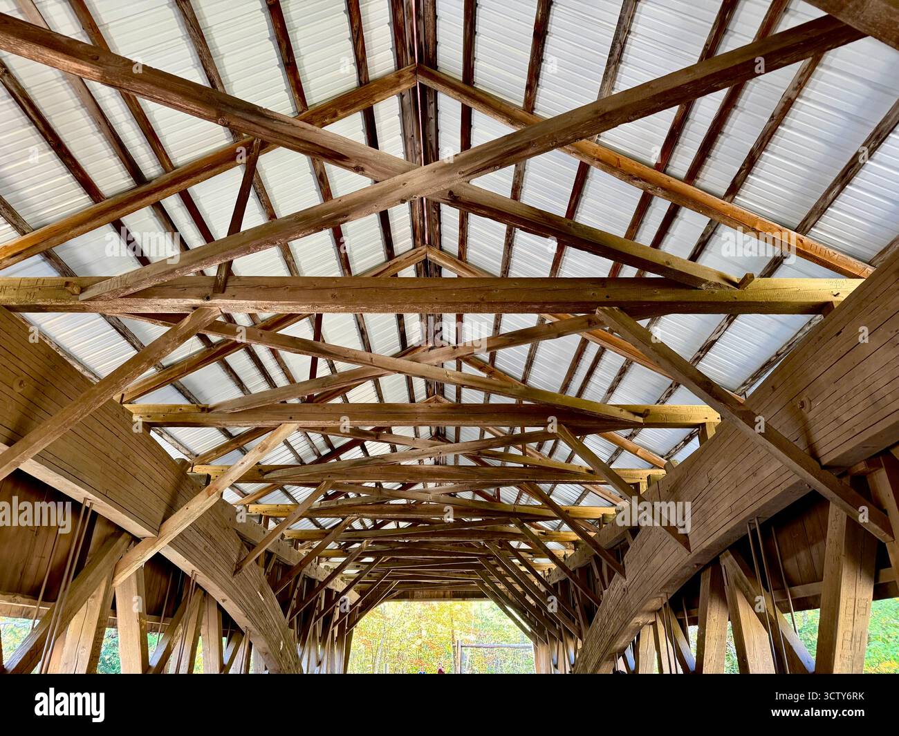 Soffitto interno del tetto in legno di un ponte coperto di Albany nel New Hampshire White Mountain National Park. - Immagine stock catturata con smartphone