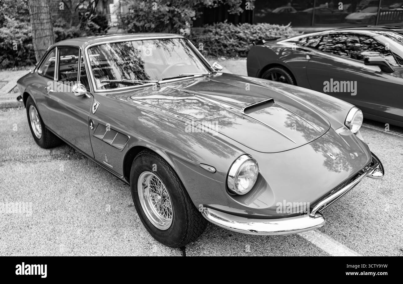 Chicago, Illinois - 29 settembre 2024: F errari 500 Superfast Speziale 1965 . Ferrari 500 Superfast Speziale 1965 verde parcheggiata sulla strada, angolo Foto Stock