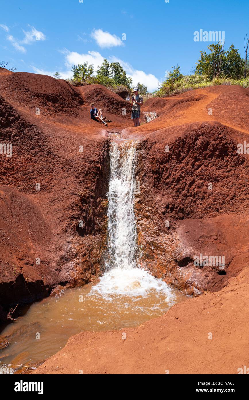 Foto delle Red Dirt Falls, situate appena oltre l'ingresso principale del Waimea Canyon State Park sull'isola di Kauai. Foto Stock