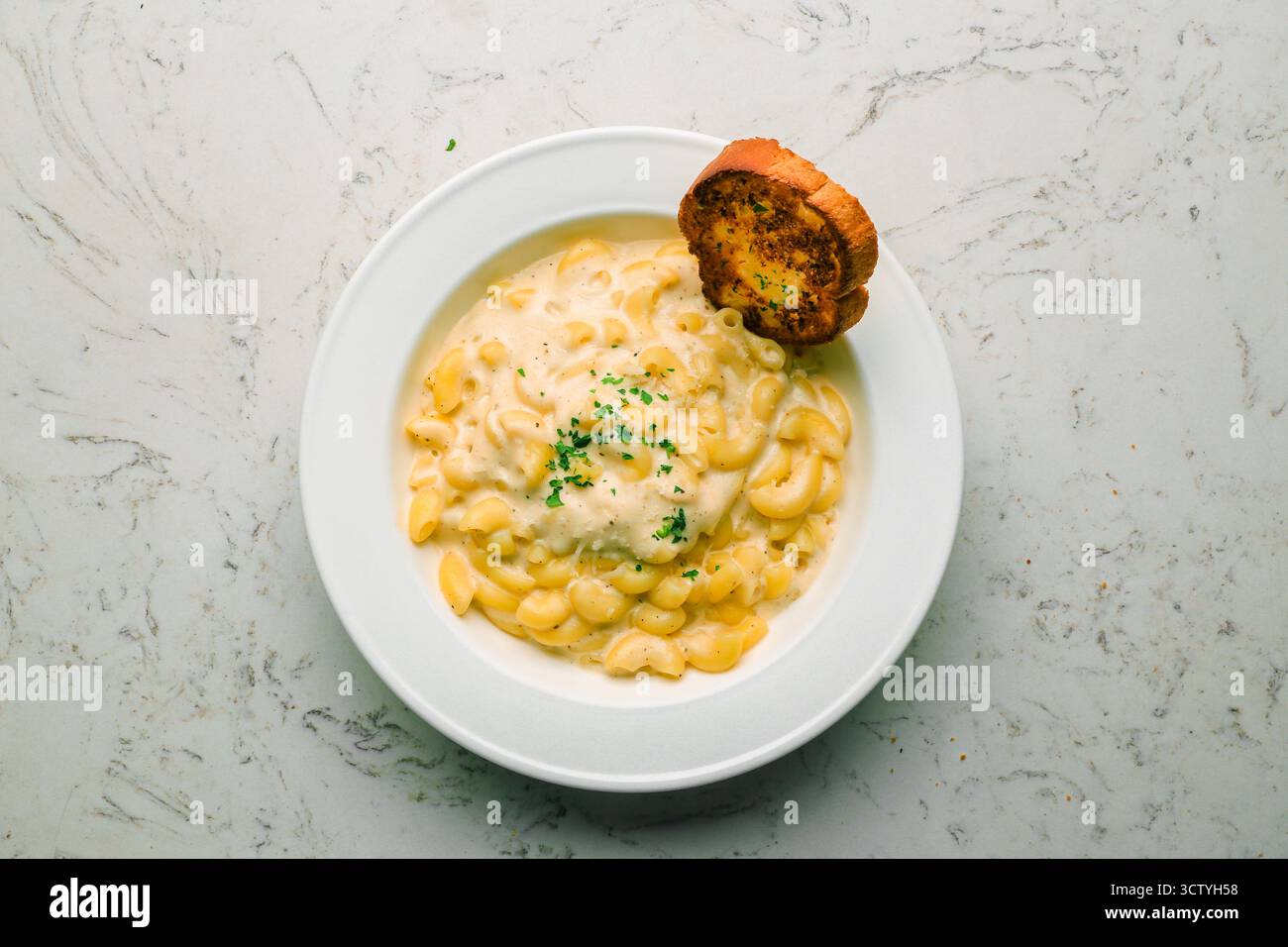 Macaroni al gomito di Mac e formaggio, Cheddar, Mozzarella e parmigiano Foto Stock
