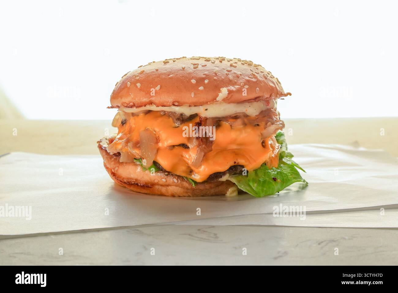 Doppio Patty di manzo macinato frantumato, salsa personalizzata in casa, cipolle caramellate e funghi, Cheddar fuso, razze e lattuga. Foto Stock