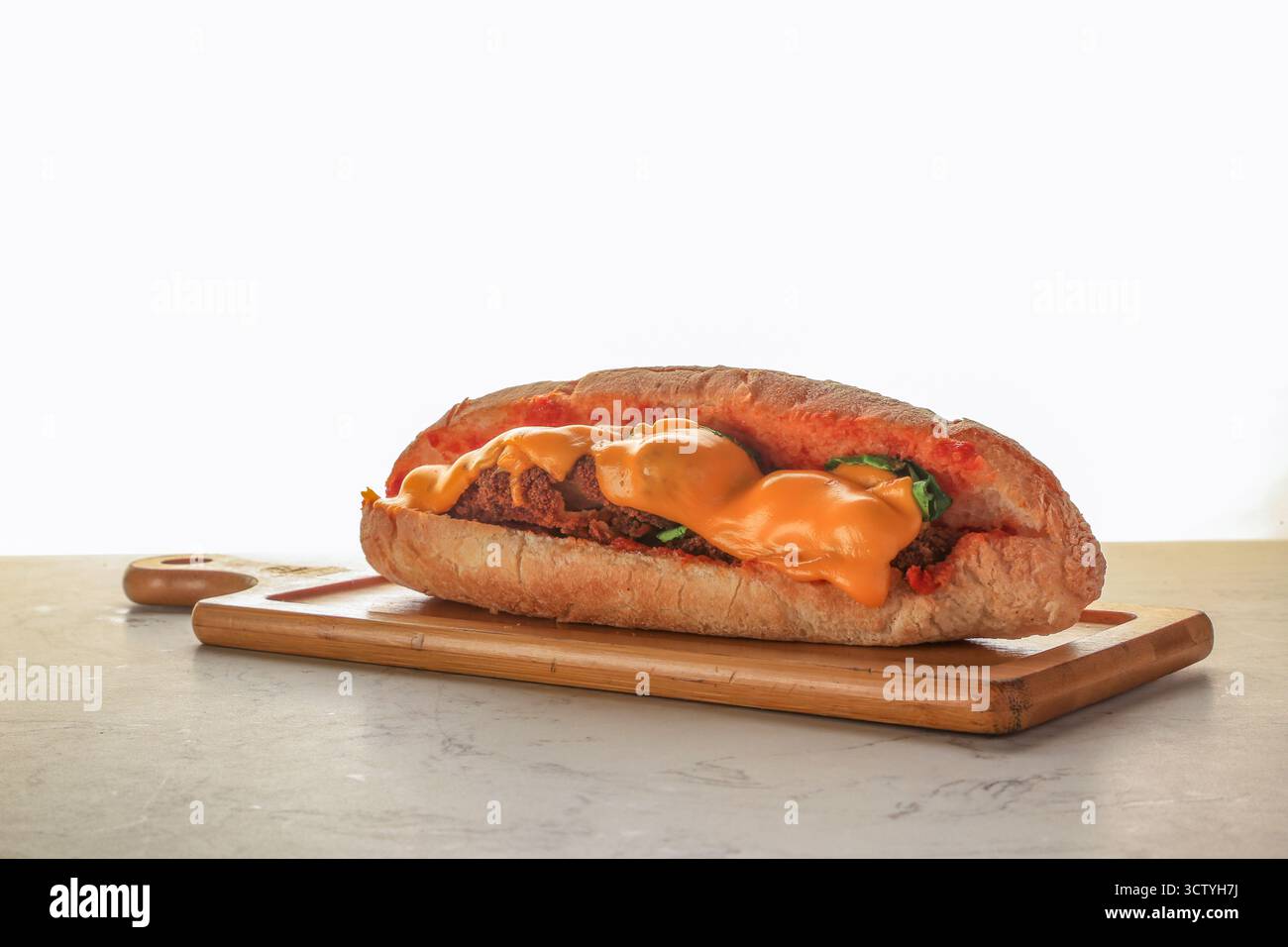 Involtino italiano di agine, filetto di pollo in crosta, formaggio, lattuga, sandwich con salsa di pesto Foto Stock