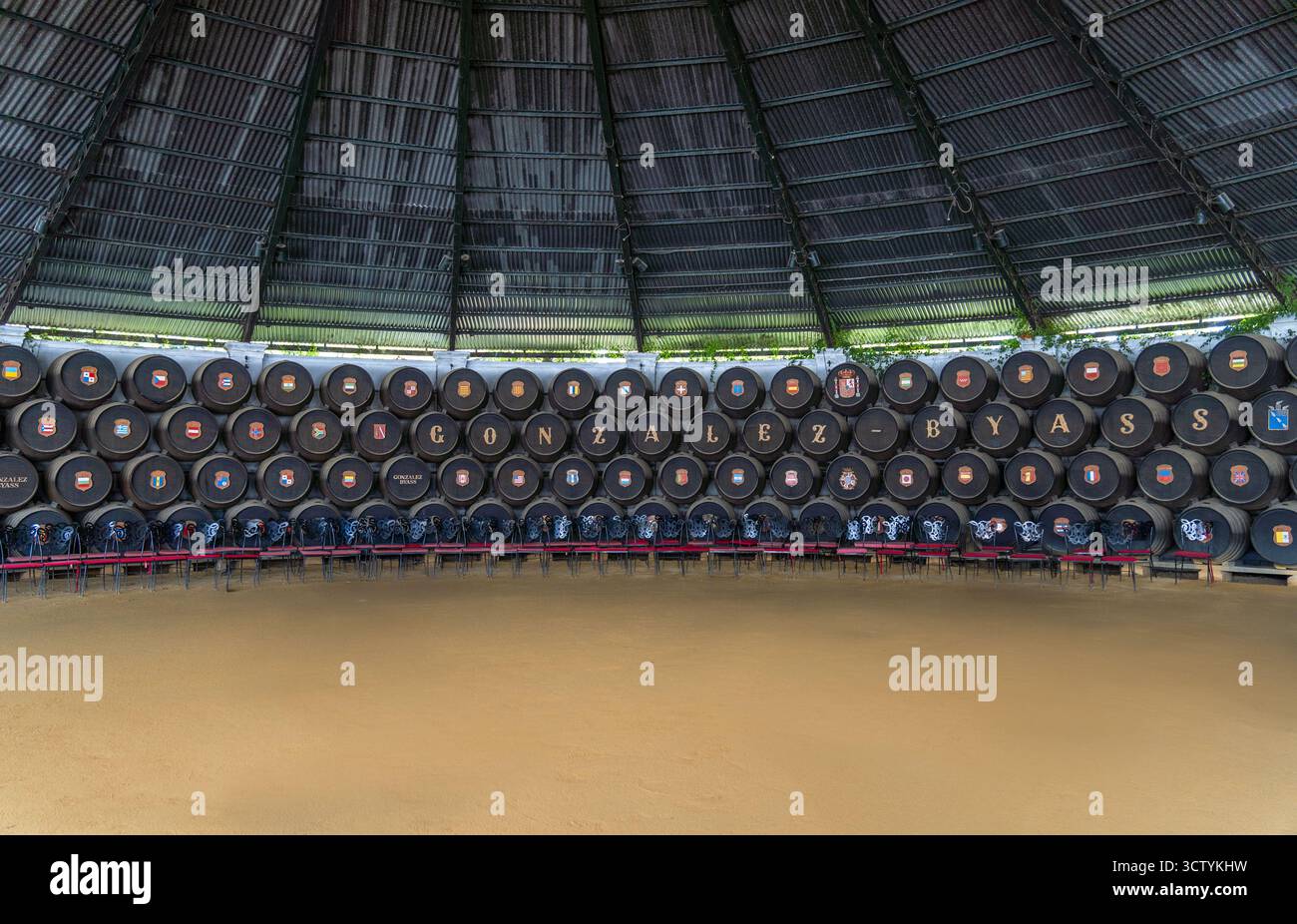 Botti di vino giovane sherry impilate con la scritta González Byass e stemmi di campagna sotto un tetto di ferro disegnato da Eiffel al la Conch Foto Stock