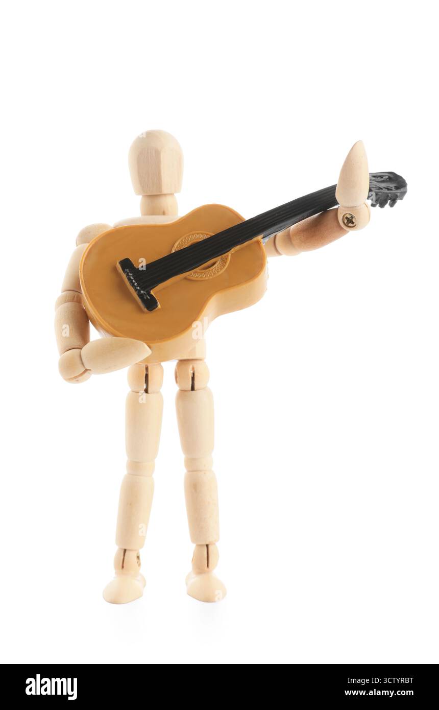 Manichino in legno con chitarra su sfondo bianco Foto Stock