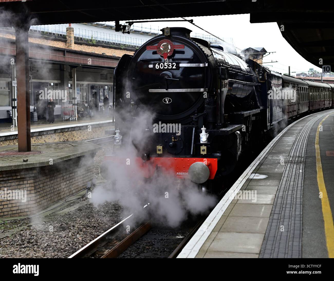 LNER Peppercorn Classe A2 Pacific No 60532 Blue Peter alla stazione di York dopo aver trasportato i treni Saphos White Rose in treno da Crewe il 2 ottobre 2025. Foto Stock
