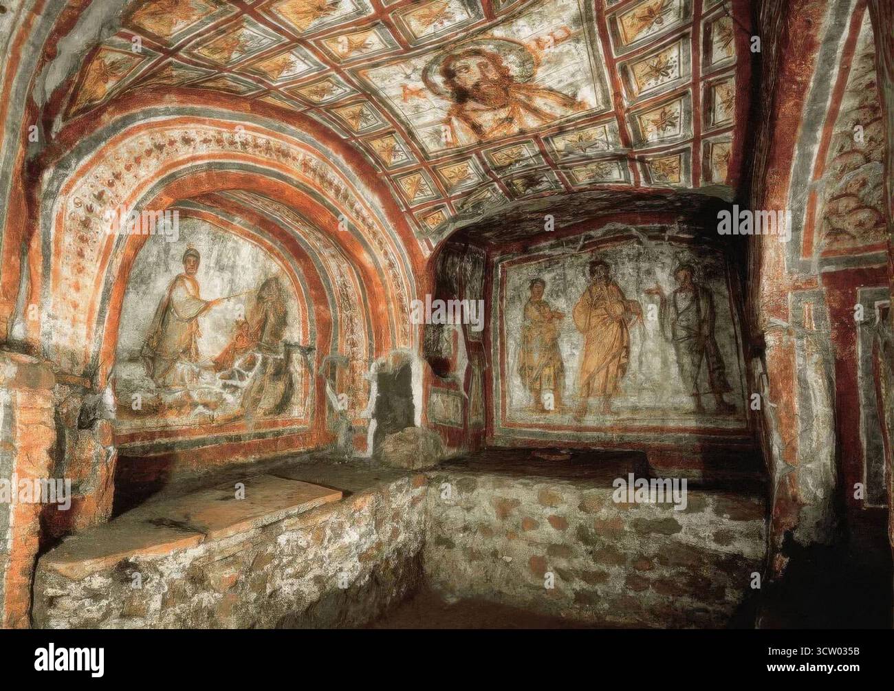 8053. Un antico luogo di culto cristiano situato all'interno delle Catacombe romane. Affreschi luminosi e ben conservati risalenti al 4° secolo. C.. Foto Stock