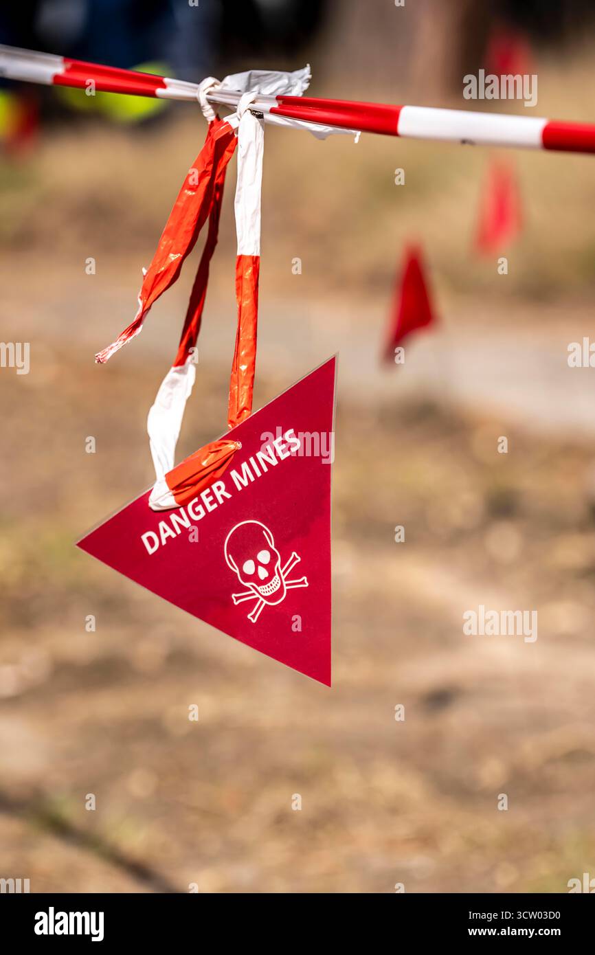 Scenario di esercitazione per la difesa civile: A seguito di un attacco di droni su un'area residenziale, i servizi di emergenza liberano l'area dalle miniere marcate e dai devii esplosivi Foto Stock