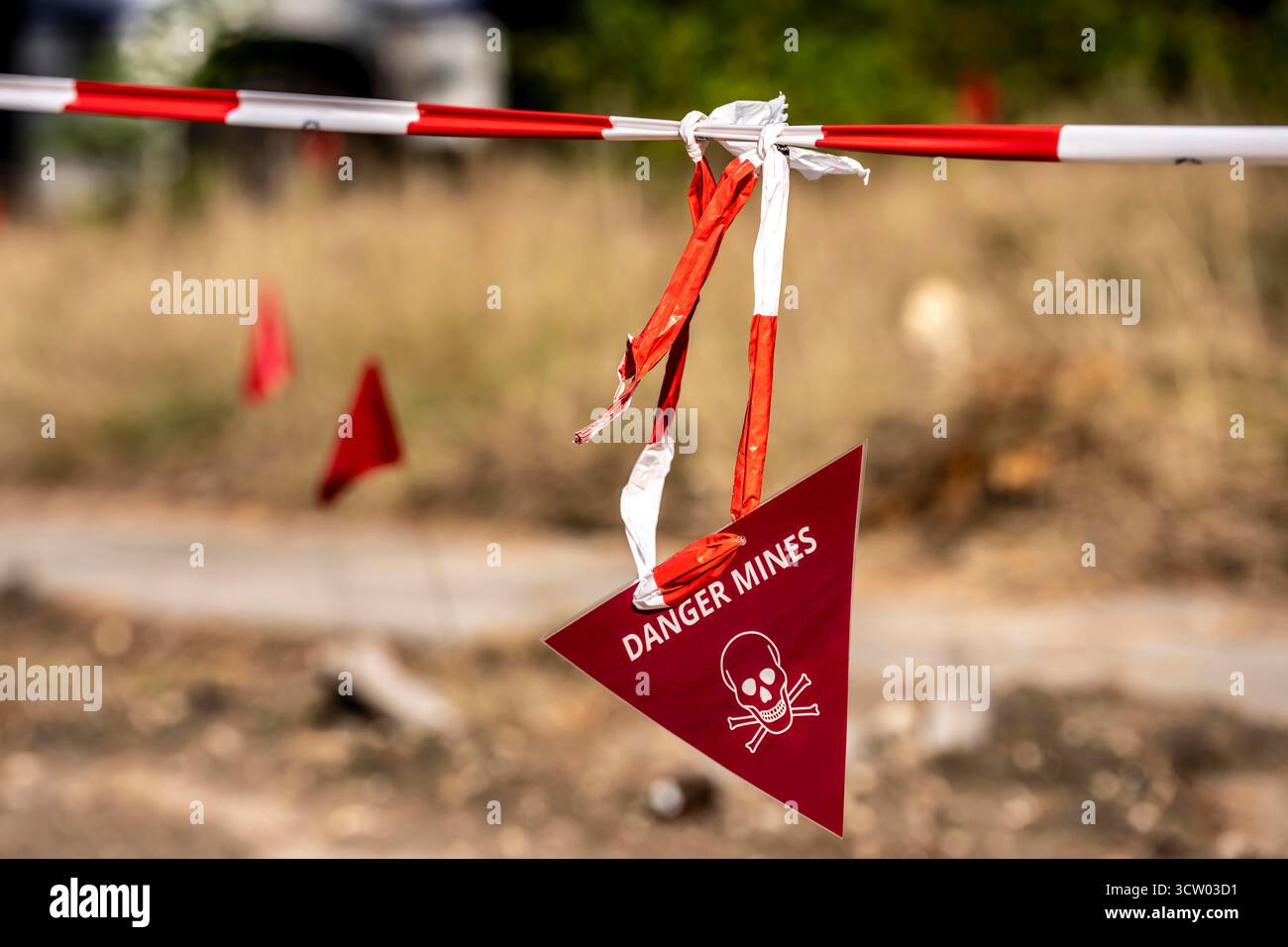 Scenario di esercitazione per la difesa civile: A seguito di un attacco di droni su un'area residenziale, i servizi di emergenza liberano l'area dalle miniere marcate e dai devii esplosivi Foto Stock