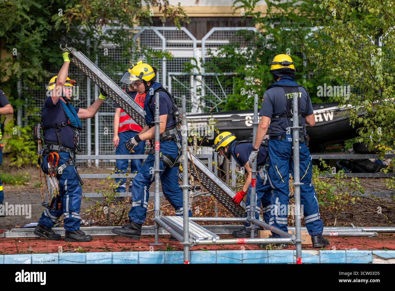 I servizi di emergenza praticano la costruzione di ponti pedonali, che vengono utilizzati in caso di acqua alta e inondazione, in una vecchia piscina, esercizio su larga scala, F Foto Stock