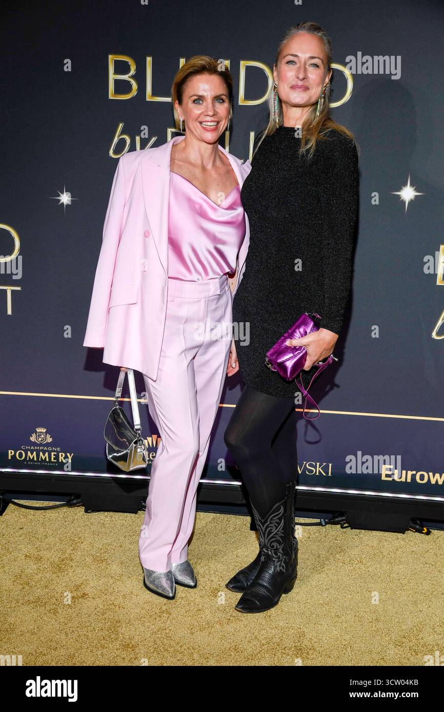 abb Gisa Zach und Eva Mona Rodekirchen auf dem Teppich bei der Welt Premiere der neuen Grand Show accecato da delizia im Friedrichstadt-Palast AM 08.10.2025 a Berlino Berlino Germania *** abb Gisa Zach ed Eva Mona Rodekirchen sul tappeto alla prima mondiale del nuovo Grand Show accecato dalla delizia al Friedrichstadt Palast l'08 10 2025 a Berlino Germania Foto Stock