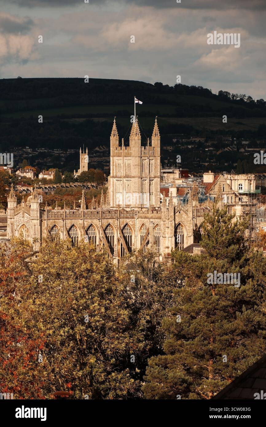 Autunno a Bath lungo i canali Kennett e Avon e attraverso lo skyline Foto Stock