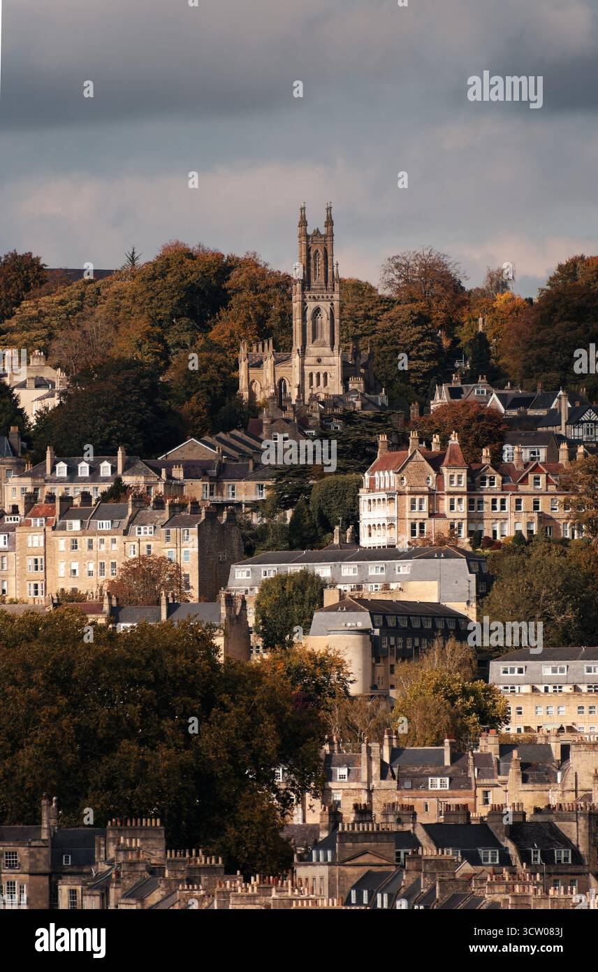 Autunno a Bath lungo i canali Kennett e Avon e attraverso lo skyline Foto Stock