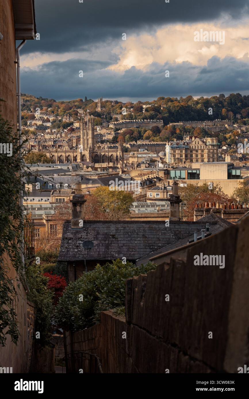 Autunno a Bath lungo i canali Kennett e Avon e attraverso lo skyline Foto Stock