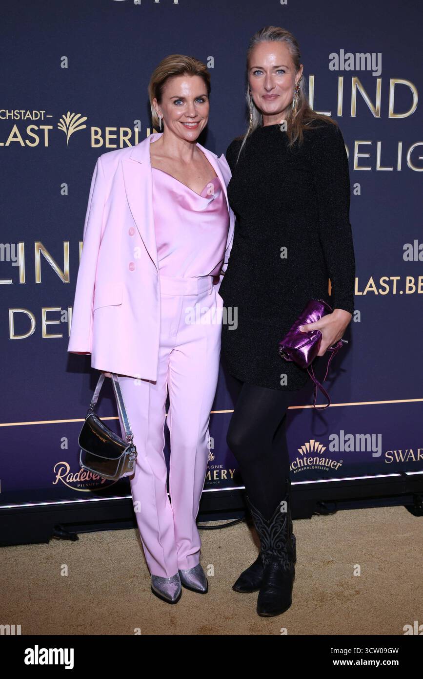 08.10.2025, Gisa Zach und Eva Mona Rodekirchen zur Premiere der neuen Show By DELIGHT, Friedrichstadtpalast Berlin, Berlin *** 08 10 2025, Gisa Zach e Eva Mona Rodekirchen alla prima del nuovo spettacolo BLINDED by DELIGHT, Friedrichstadtpalast Berlin, Berlino Foto Stock