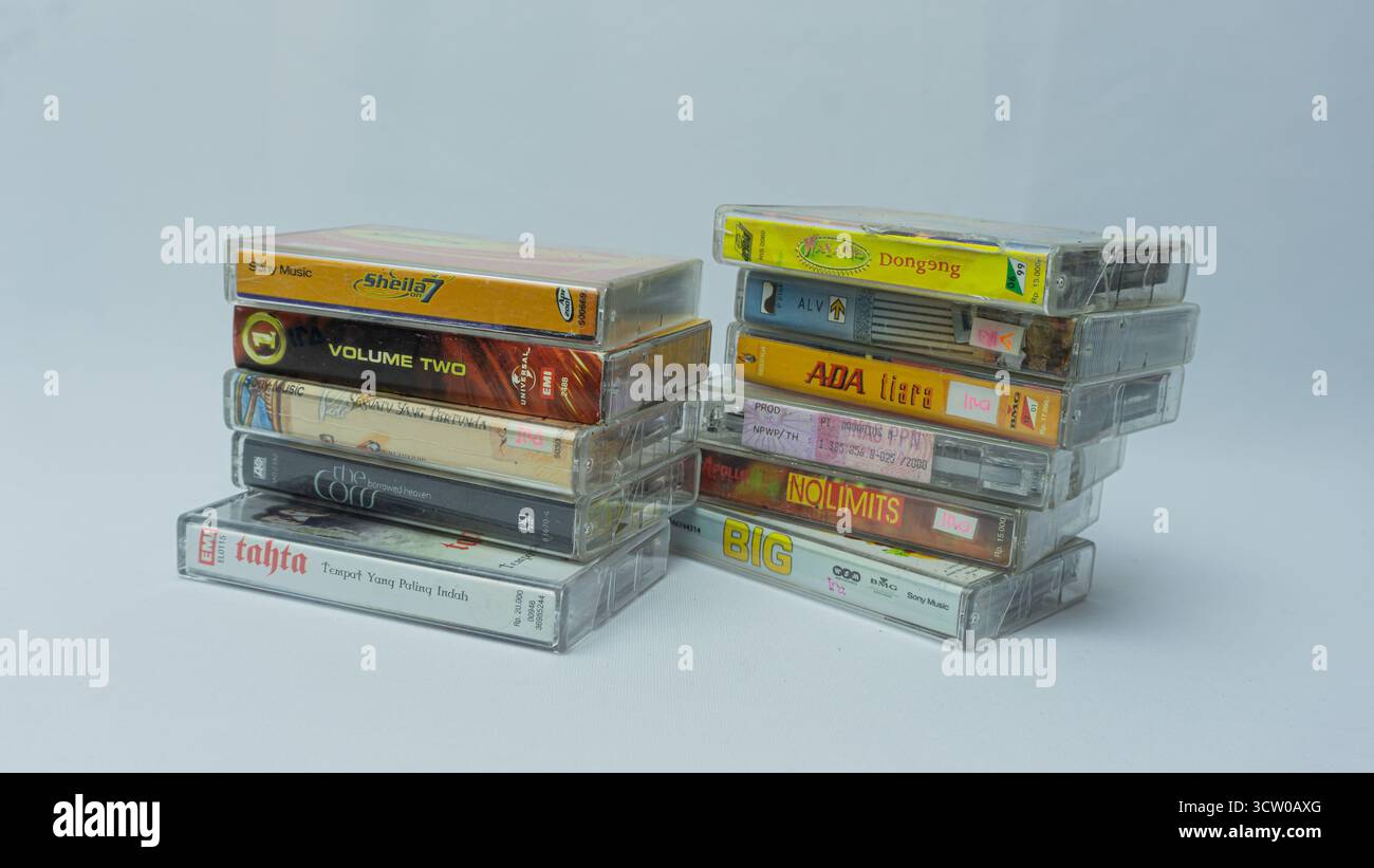 South Kalimantan, Indonesia - 08 02 2024 : raccolta di cassette vintage Old School disposte in pile isolate su sfondo bianco Foto Stock