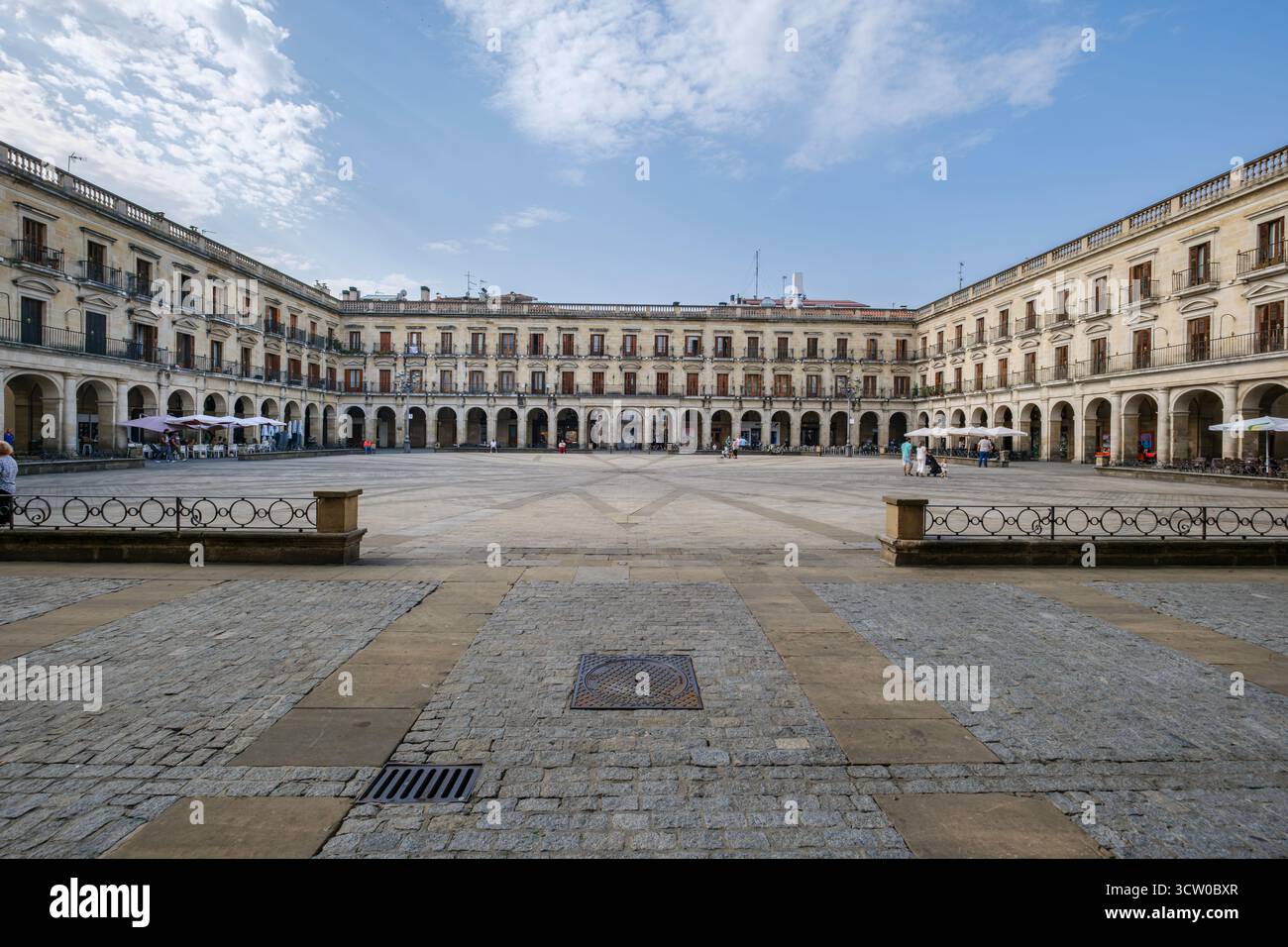 Architettura neoclassica nei Paesi Baschi della Spagna, Piazza principale della città, Arcades, Blue Sky, punto di riferimento storico, destinazione di viaggio europea Foto Stock