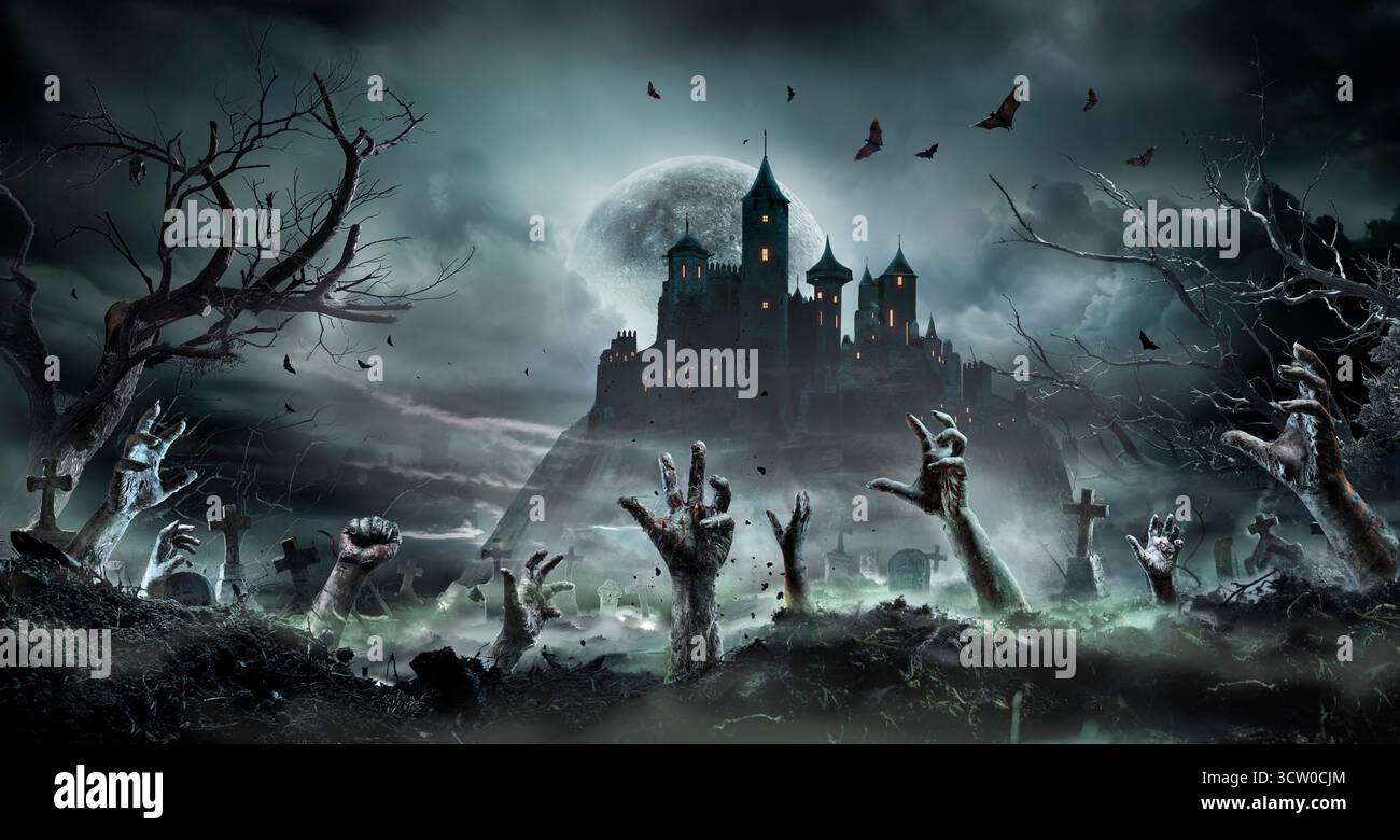 Zombie di Halloween - mani che sorgono da Una tomba con il castello medievale al chiaro di luna Foto Stock