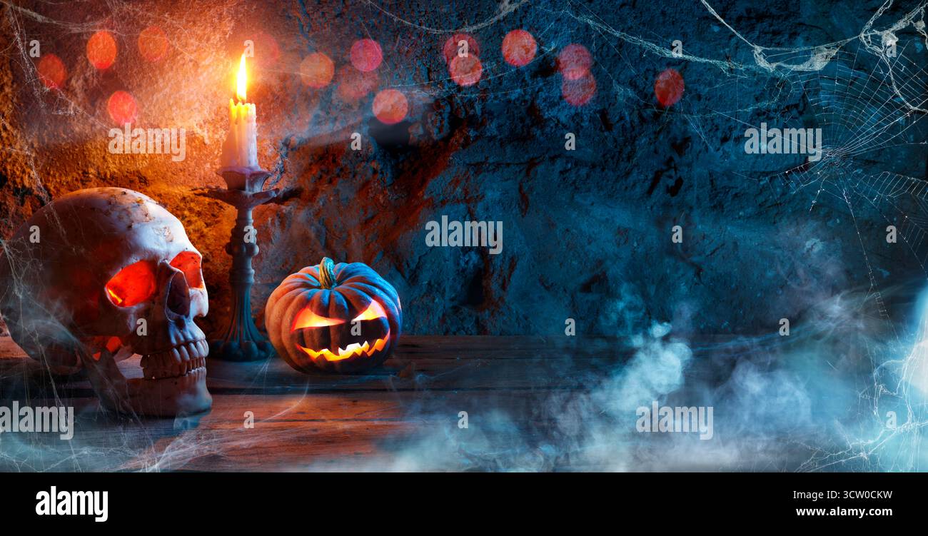 Teschio e zucca in Spooky Night - candela e nebbia in composizione orrore Foto Stock