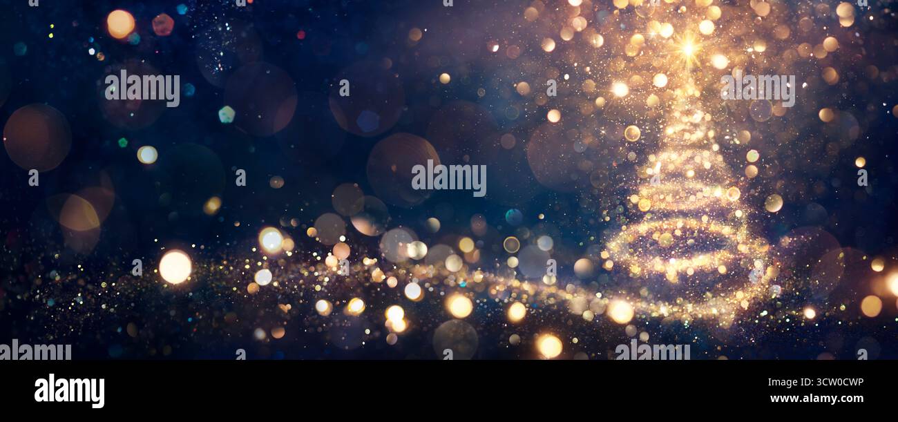 Albero di Natale in notte lucente - scintillante dorato su sfondo blu astratto Foto Stock