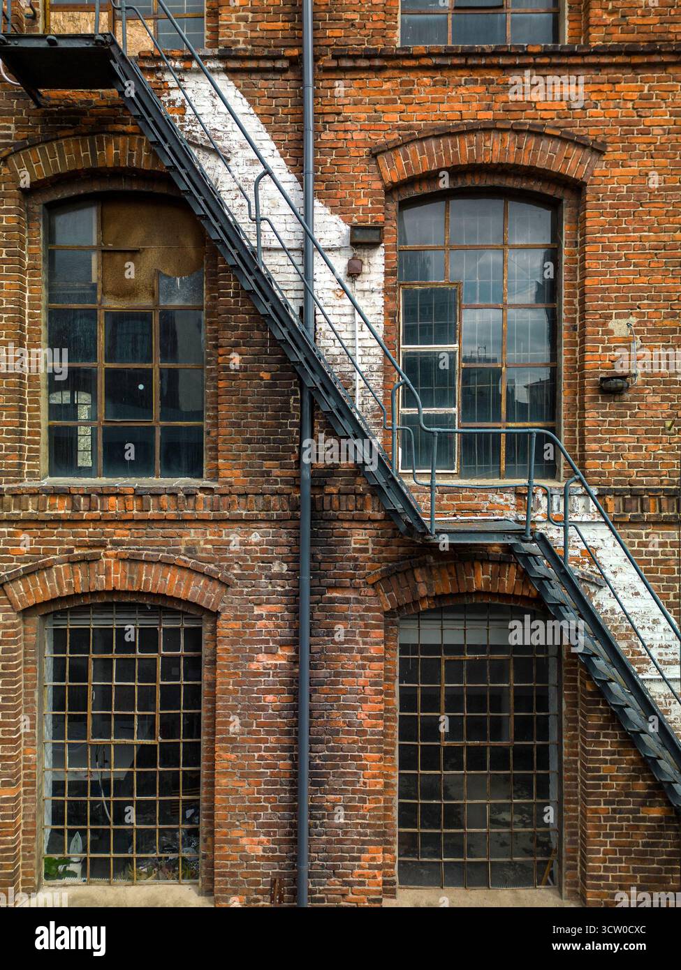 Vista aerea del drone della fuga d'incendio in metallo sullo storico edificio in mattoni di Lodz Polonia, HDR, dettagli architettonici, composizione delle scale esterne Foto Stock
