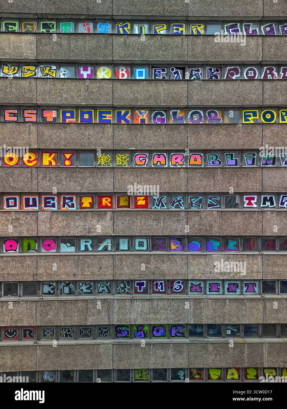 Torretta di appartamenti in cemento con motivi geometrici, balconi aerei con drone vista Lodz Polonia, architettura socialista, paesaggio urbano Foto Stock