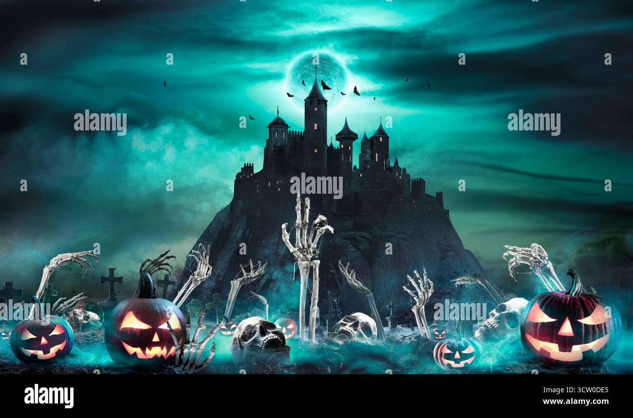 Halloween - le mani che sorgono da Un cimitero con zucche e castello medievale al chiaro di luna - verde azzurro ed ebano Colors Foto Stock