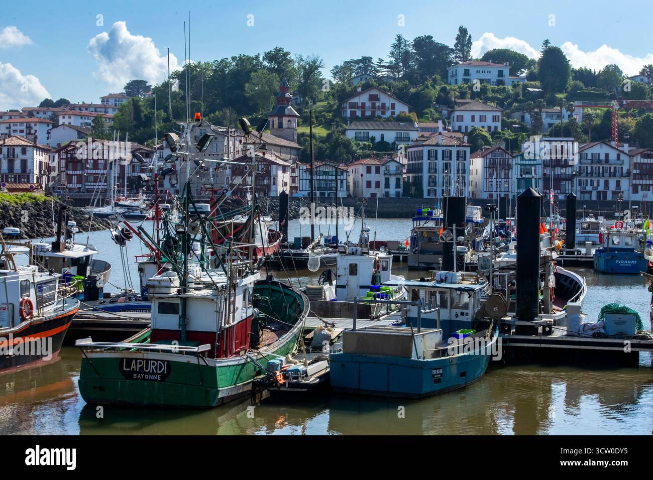 Francia, Pirenei Atlantiques, Paesi Baschi, Saint Jean de Luz, porto di pescatori alla foce del fiume la Nivelle con Ciboure sull'altra sponda // Franc Foto Stock