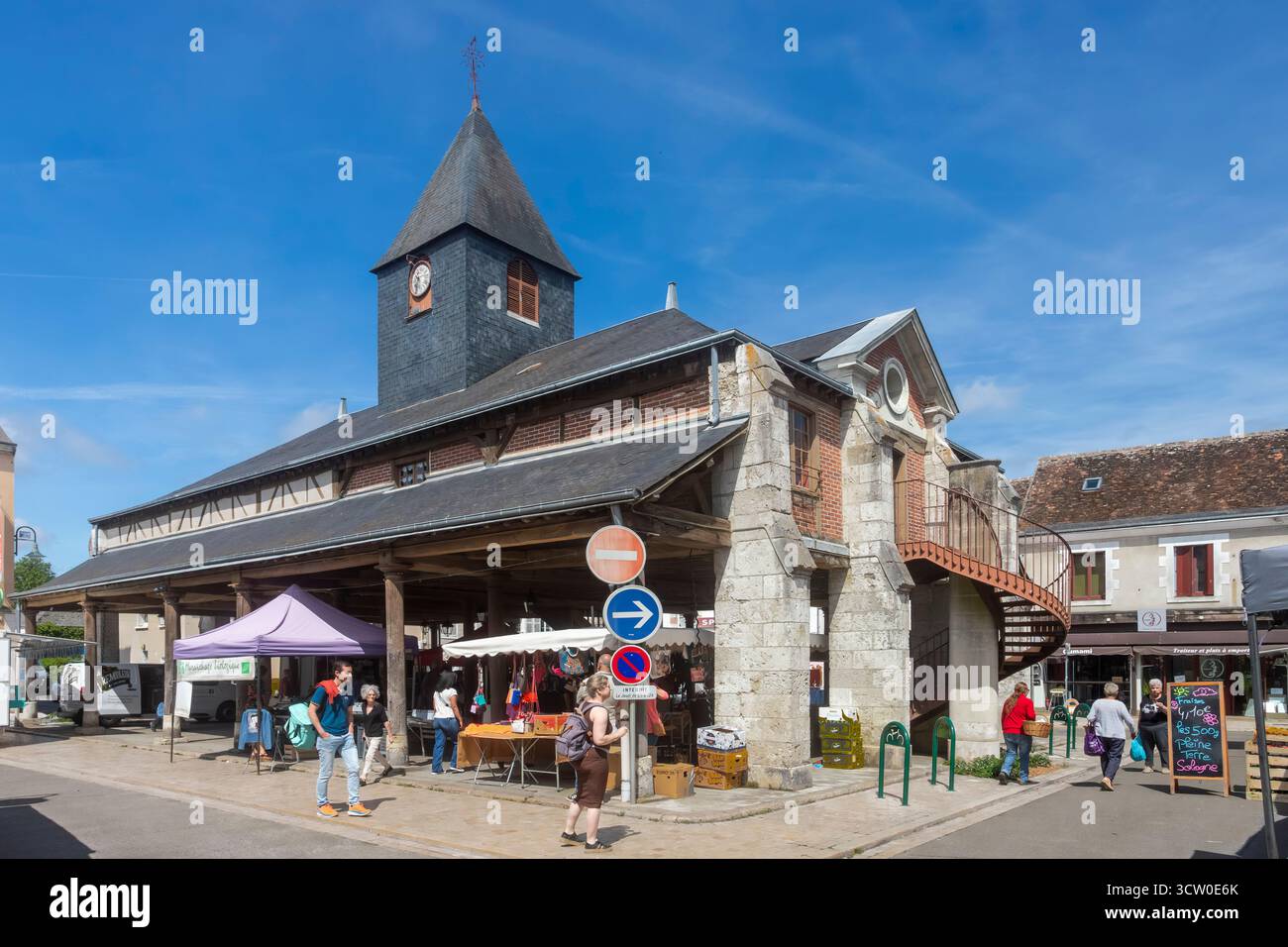 Francia, Loir et Cher, regione di Sologne, Bracieux, il vecchio mercato coperto datato XVI secolo, giorno di mercato // Francia, Loir-et-Cher (41), Région de la Solog Foto Stock