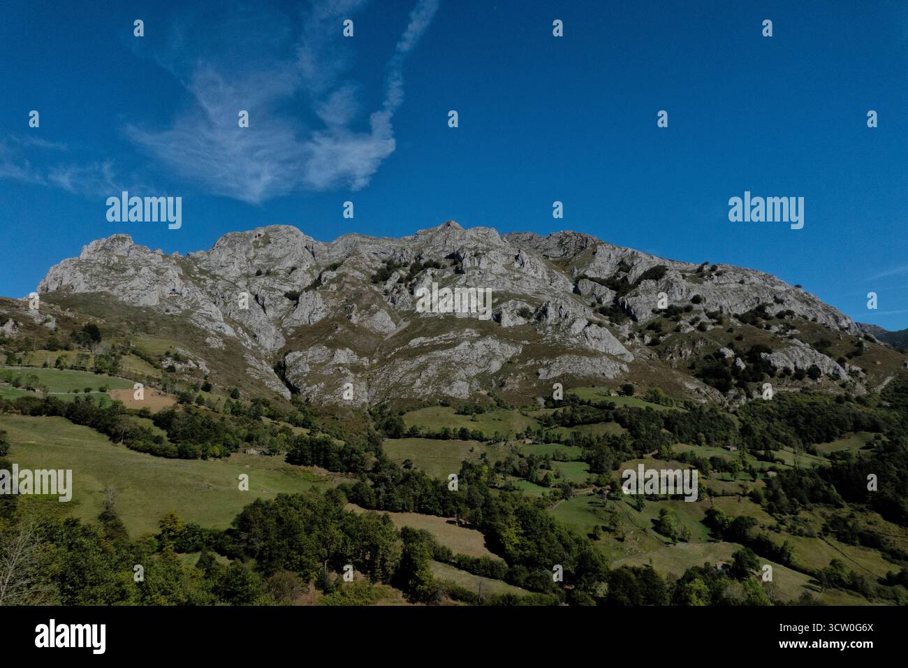 Vista dell'Ojo de Buey e del picco Peña Mea, Pelugano, Asturie, Spagna Foto Stock