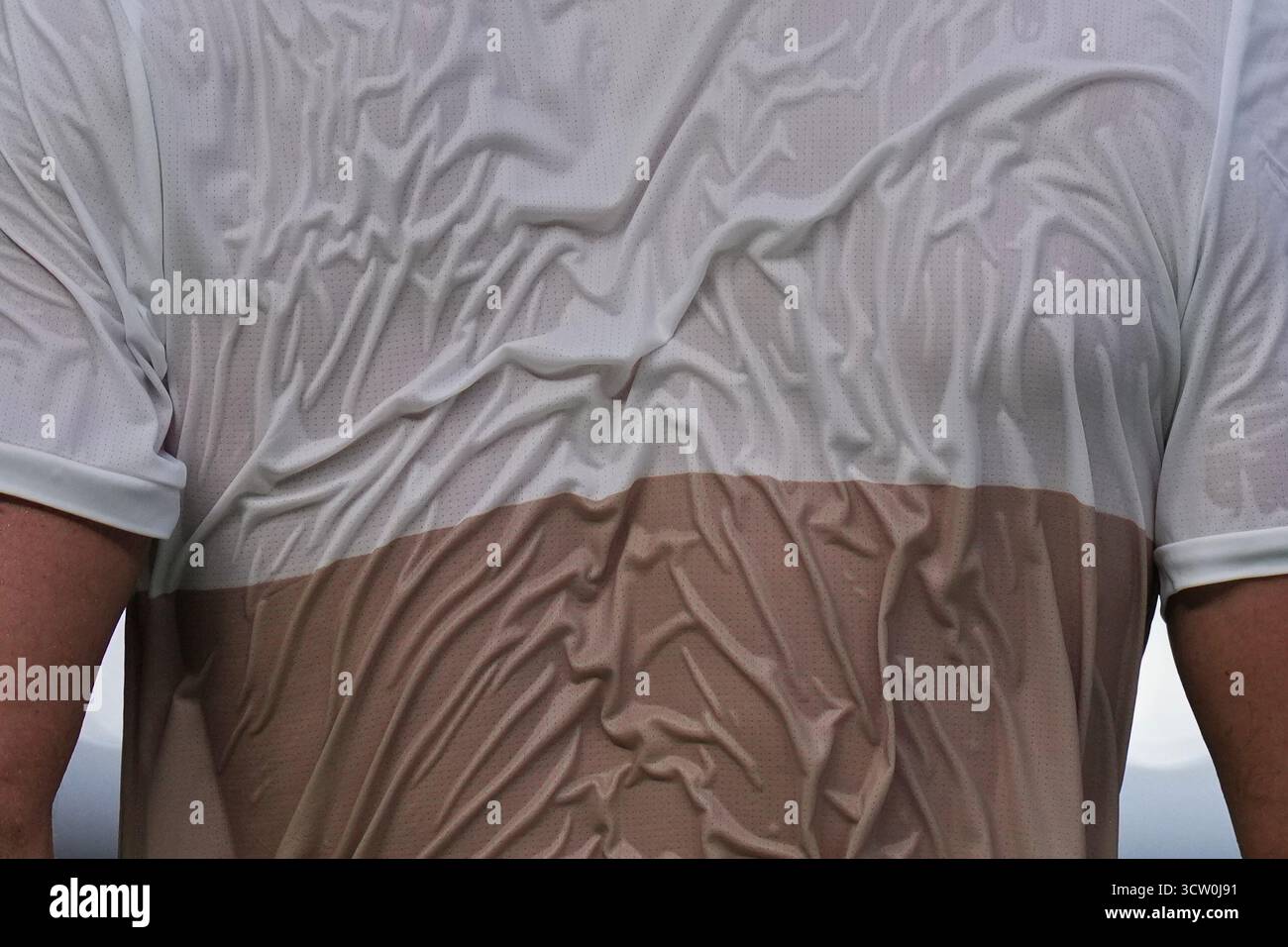 Sweat is seen on the shirt of Valentin Vacherot of Monaco as he plays Holger Rune of Denmark during the men's singles quarterfinals match of the Shanghai Masters tennis tournament at Qizhong Forest Sports City Tennis Center, in Shanghai, China, Thursday, Oct. 9, 2025. (AP Photo/Andy Wong) Foto Stock