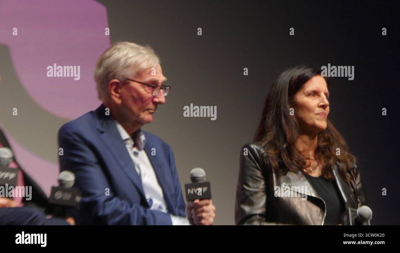 NYFF63, Film Society of Lincoln Center, Alice Tully Hall, 1941 Broadway at W 65th St., New York, NY 10023 USA. 8 ottobre 2025. Seymour Hersh, giornalista investigativo di fama mondiale, e la regista Laura Poitras si uniscono al loro team creativo e di produzione per una conversazione di domande e risposte, dopo la prima del loro nuovo film documentario, "Cover-Up", al New York Film Festival 2025. Crediti: ©Julia Mineeva/EGBN News/Alamy Live News crediti: Julia Mineeva/EGBN TV News/Alamy Live News/Alamy Live News Foto Stock