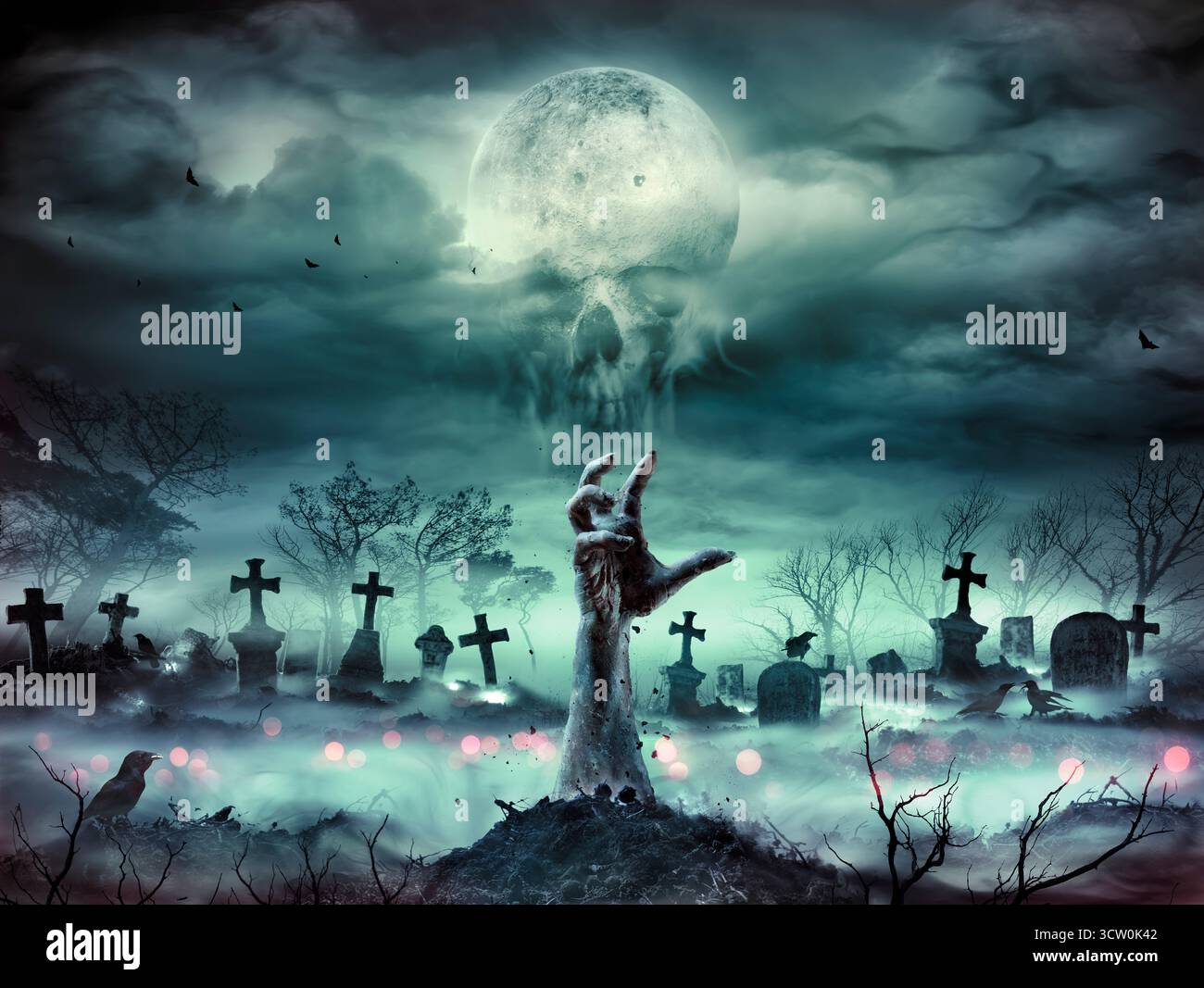 Zombie - le mani che si alzano da Un cimitero con la Luna con la forma del teschio e il drammatico Cloudscape and Crows - Halloween Teal Color Foto Stock