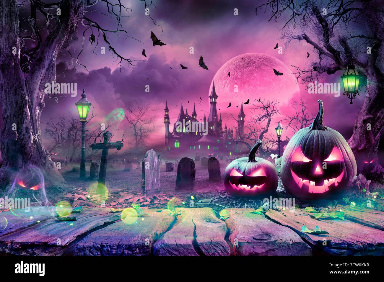 Le zucche di Halloween in Spooky Night with Purple Moon and Cemetery - Jack o lanterna sul tavolo a Landescape - contengono irriconoscibile e deforme WIT della Chiesa Foto Stock