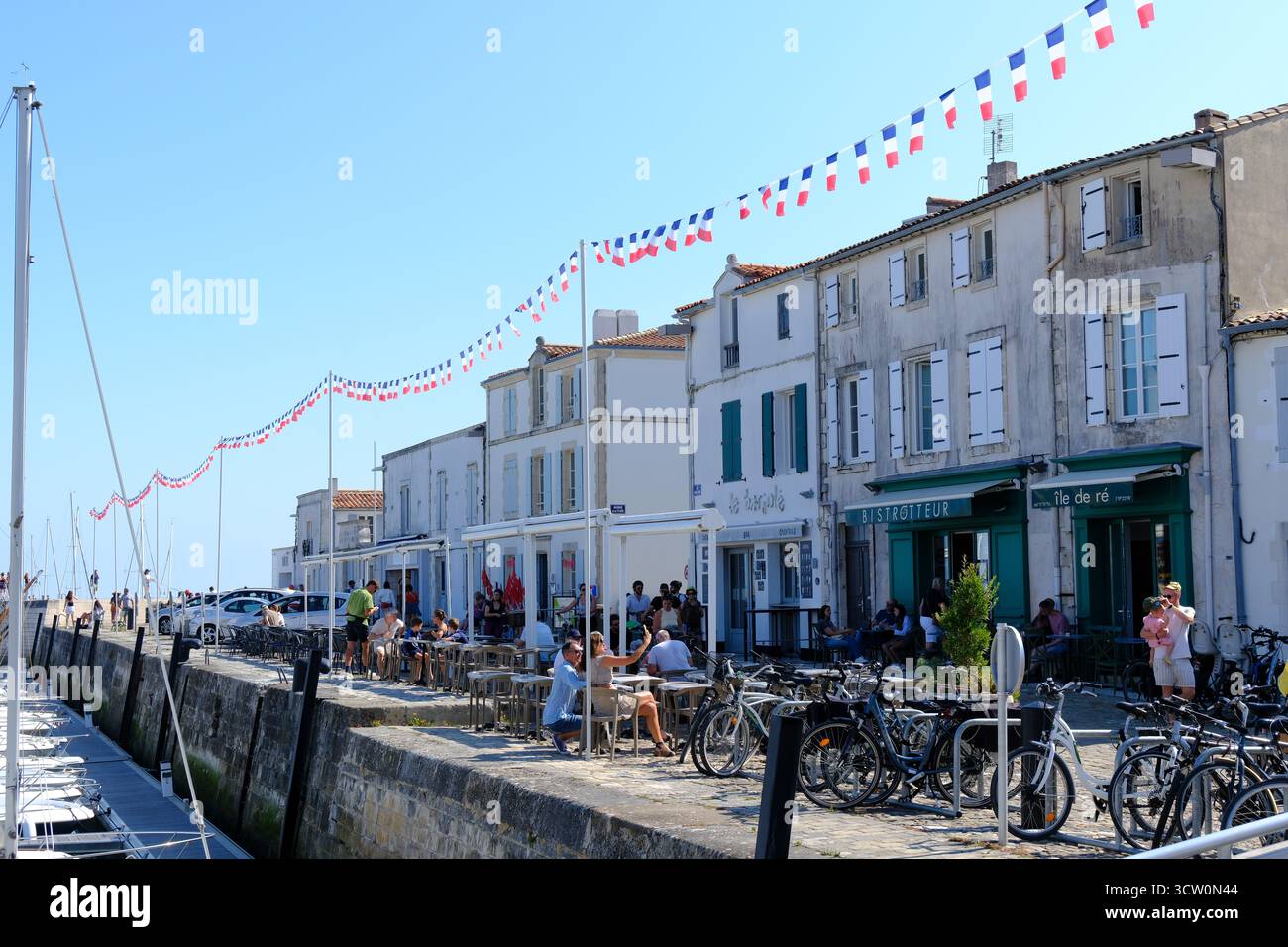 31 JUL 2025 - Saint-Martin-de-Re, Ile de Re, Francia - l'area del porto e il centro storico di Saint-Martin-De-Re in Francia con ristoranti e tour Foto Stock